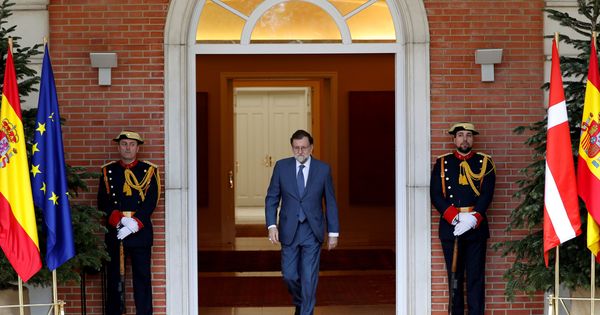Foto: Rajoy, saliendo de la Moncloa. (Reuters)