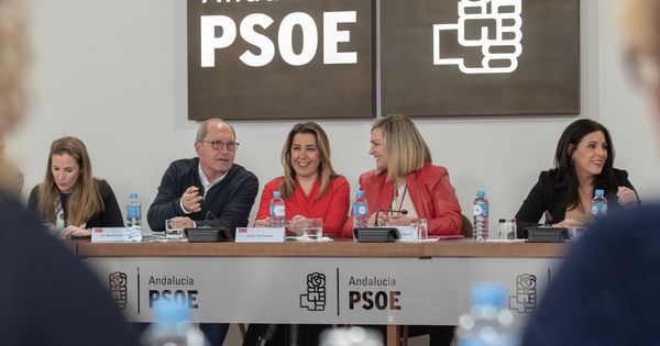 Foto: La secretaria general del PSOE-A y presidenta de la Junta en funciones, Susana Díaz (c), durante la reunión de la comisión ejecutiva regional de su partido. (EFE)