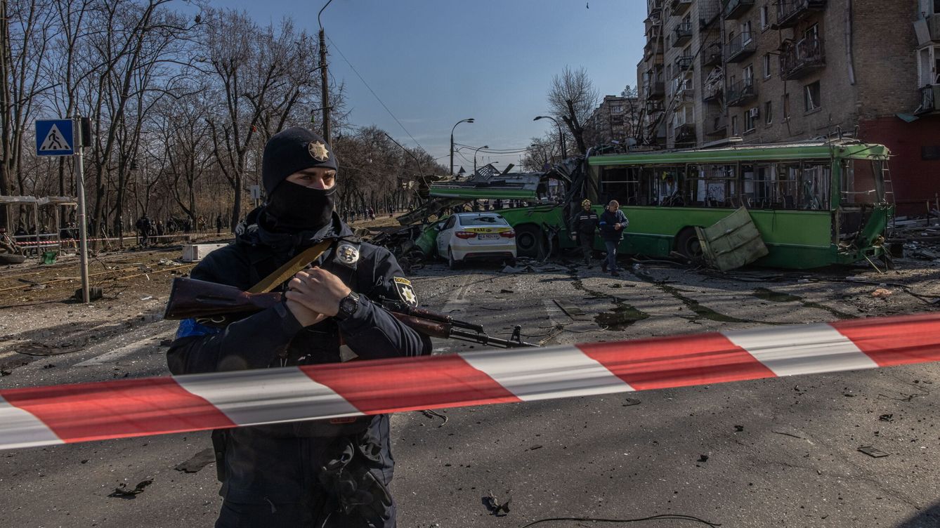 Foto: Vista del bombardeo de esta mañana en un área residencial de Kiev. (EFE/Roman Pilipey)