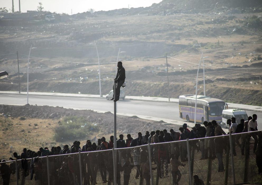 Foto: Inmigrantes subsaharianos intentan saltar la valla de Melilla en mayo de este año. (Reuters)