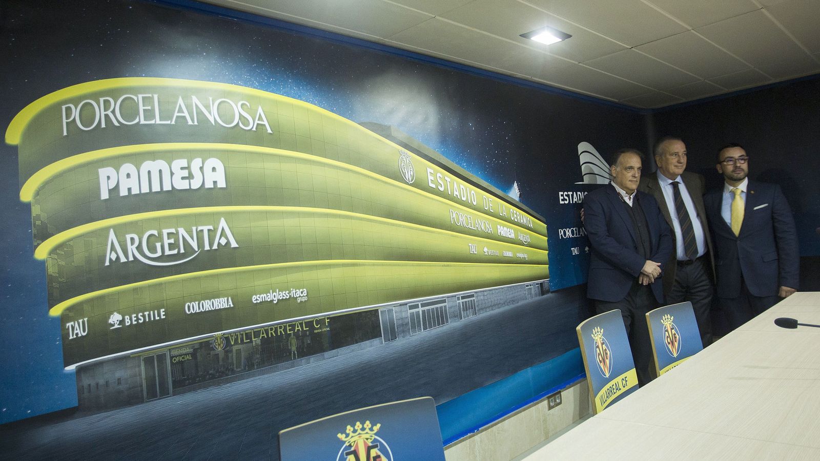 Foto: Fernando Roig, con Javier Tebas (LFP) y José Benlloch, alcalde de Villa-real, en la presentación del nuevo estadio. (EFE)