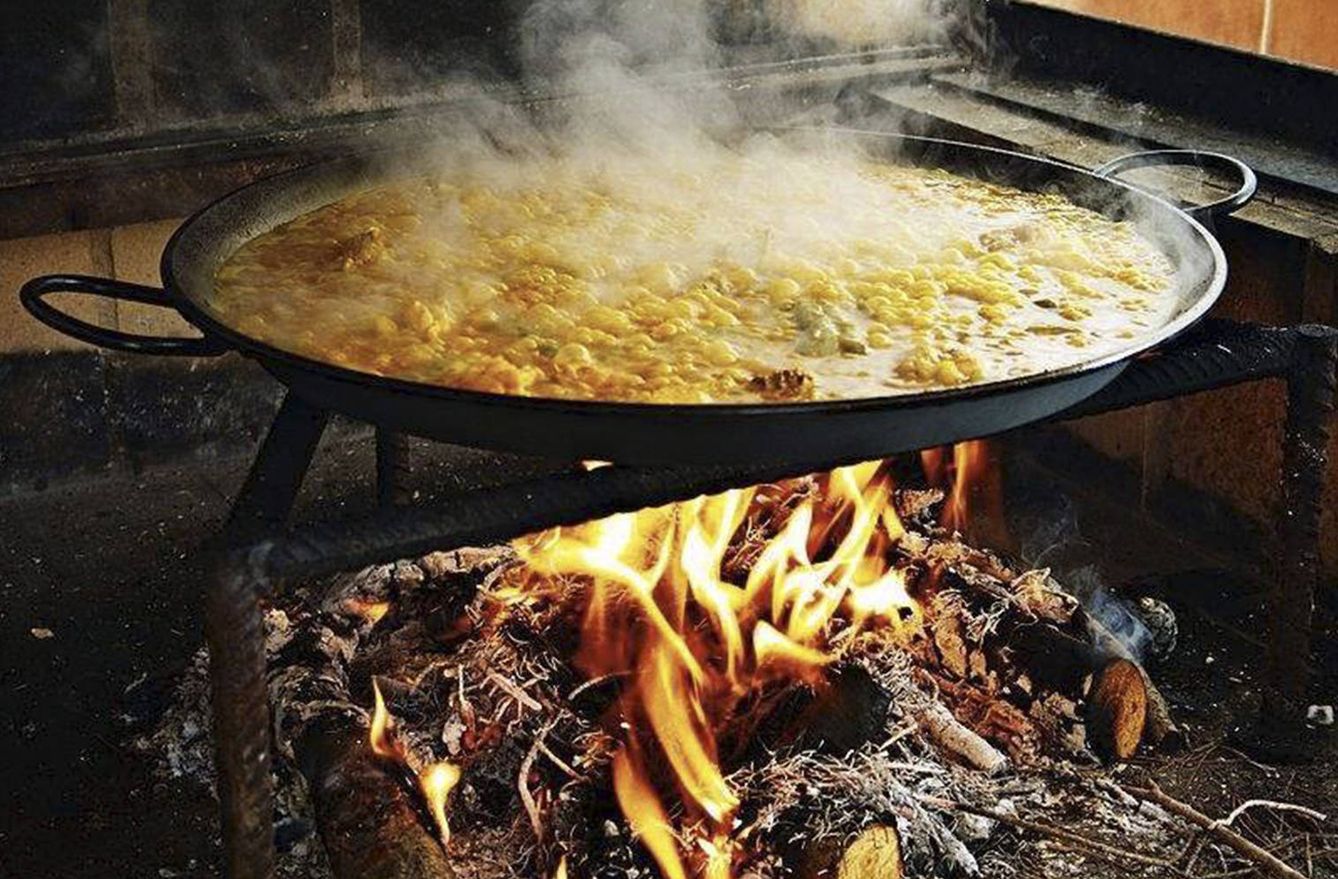 Son muy numerosos los arroces cocinados en paella, tanto en la costa como en el interior de la Península.