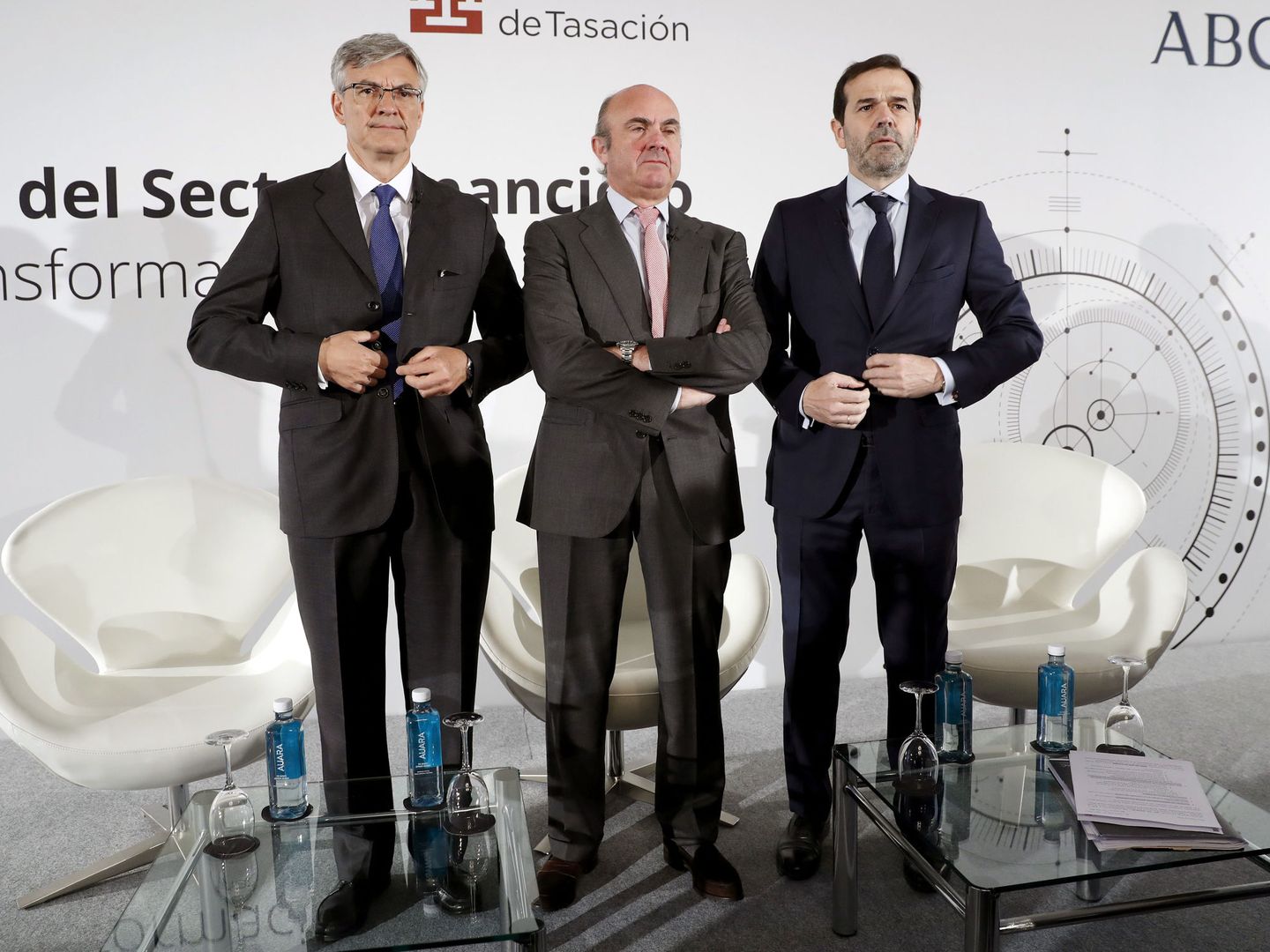 El presidente de Deloitte España, Fernando Ruiz (i), y al ministro de Economía, Luis de Guindos (c). (EFE)