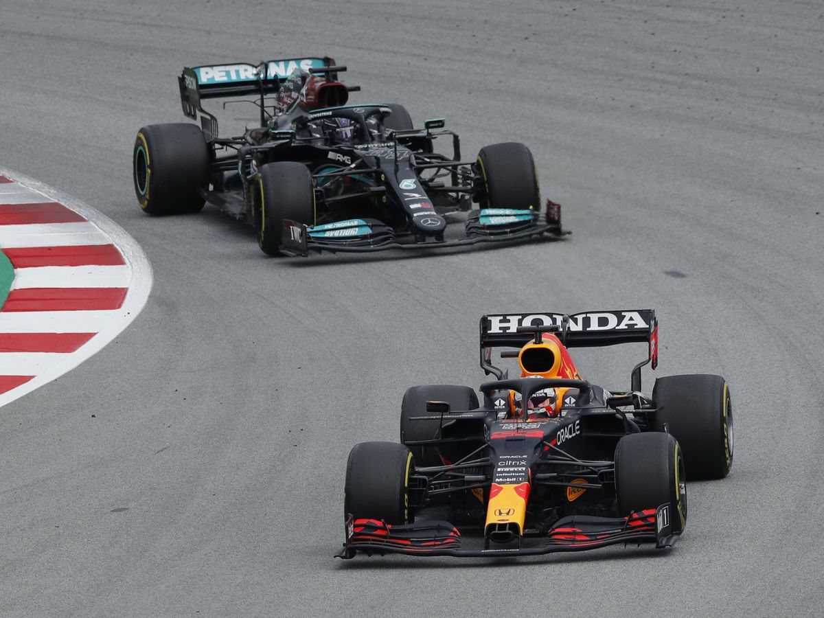 Foto: Hamilton, justo antes de dejar atrás a Verstappen. (Reuters)