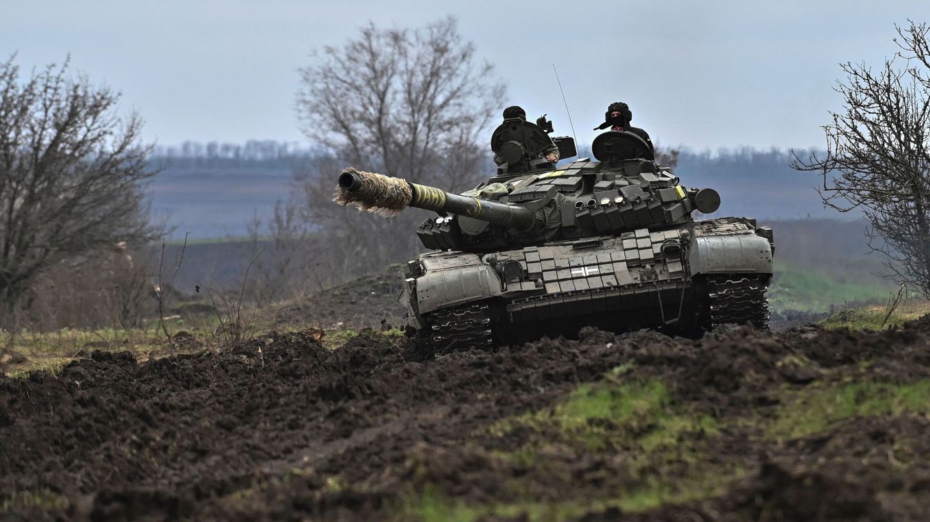 Foto: Soldados ucranianos en un tanque. (Reuters/Stringer)