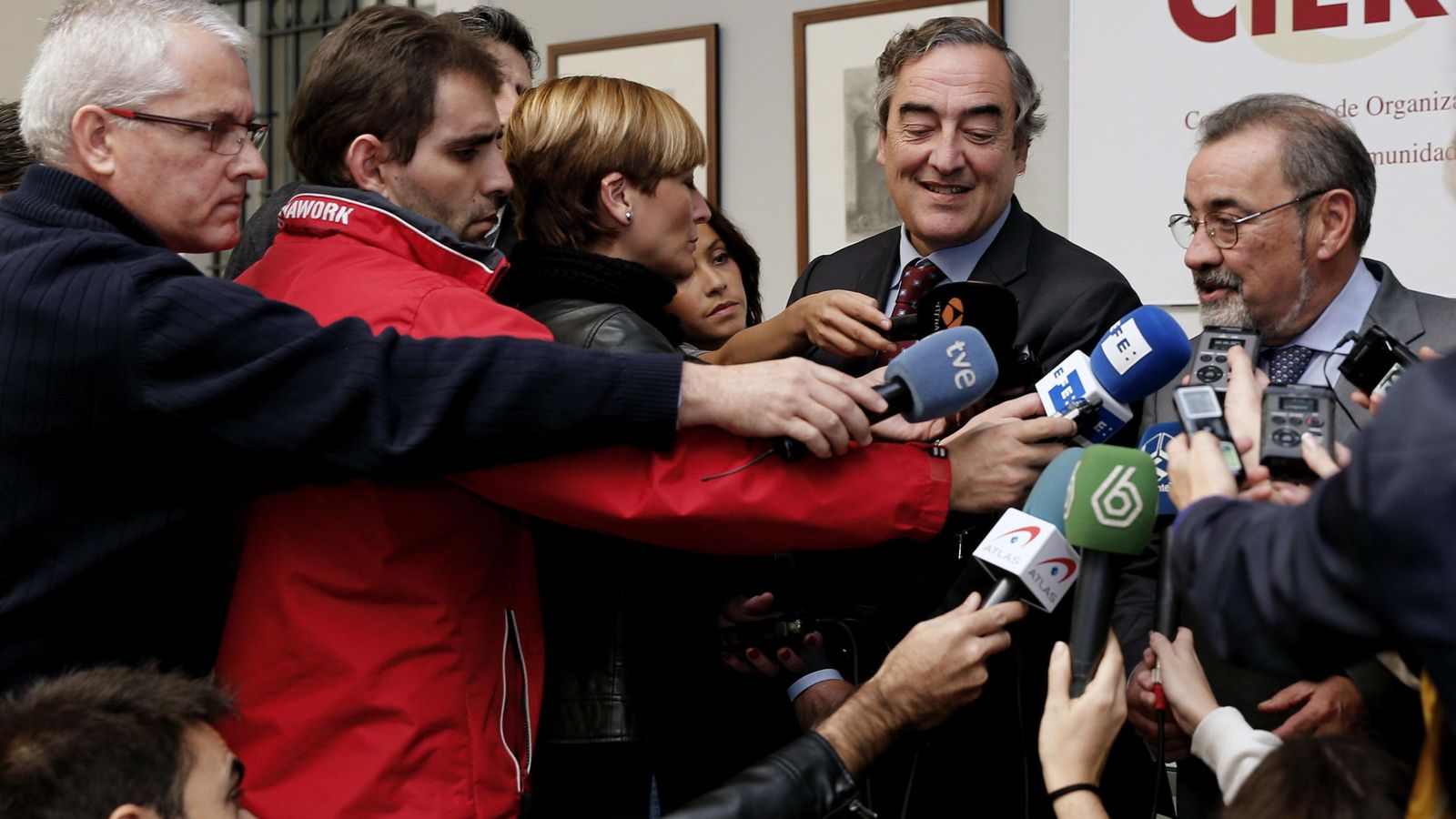 Foto: González atiende a los medios en una visita de Juan Rosell a Valencia. (EFE)