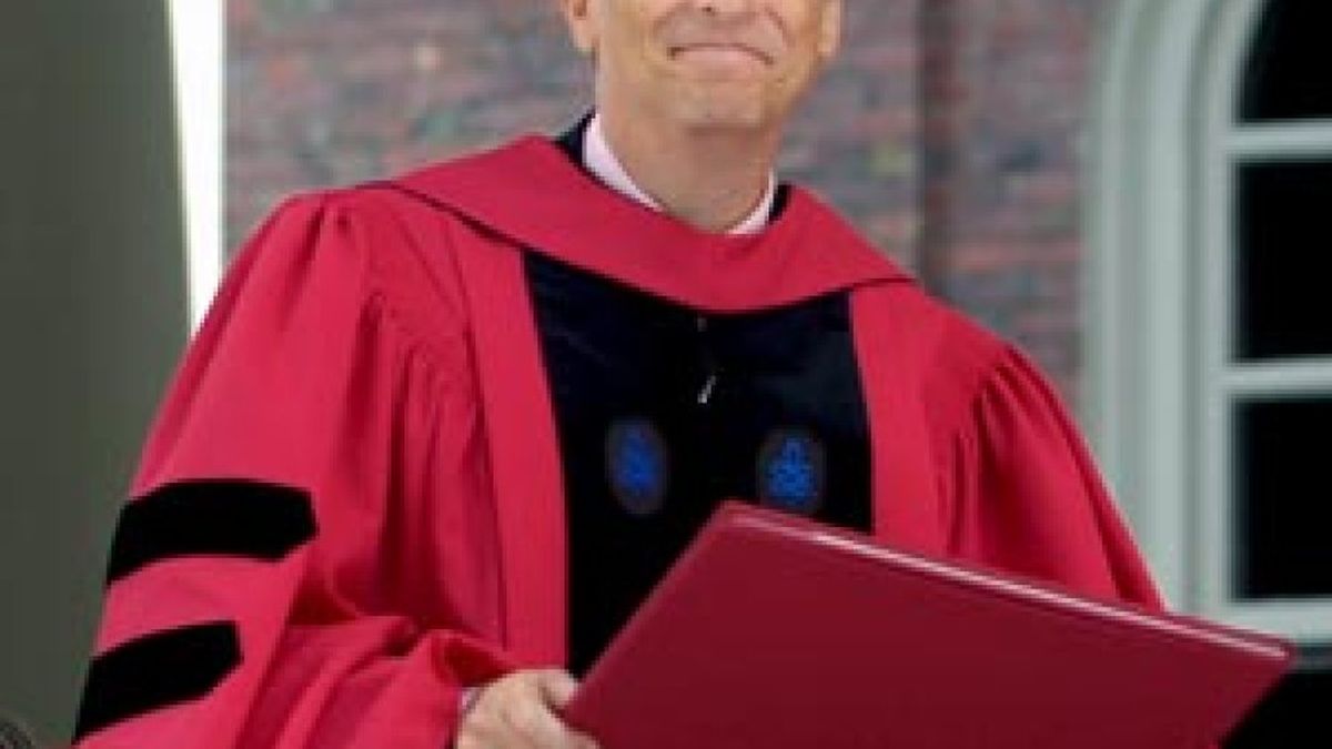 Bill Gates recibe el título universitario que nunca logró