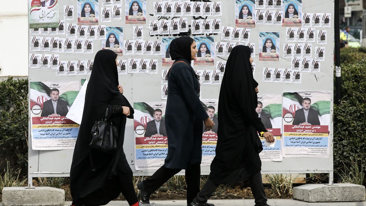 Las mujeres iraníes desafían a Jamenei en las urnas: "Ir a votar es aceptar al régimen"