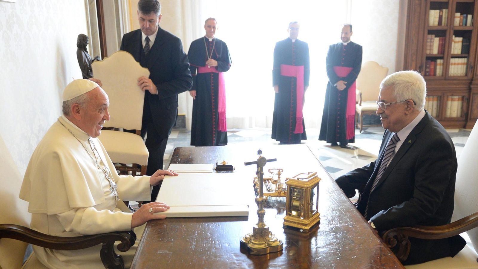 Foto: El Papa Francisco, con el presidente palestino, Mahmud Abás. (EFE/Maurizio Brambatti)