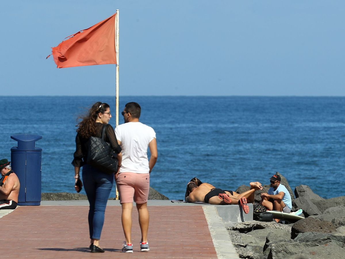 Foto: Una pareja habla en el paseo de la playa de Las Canteras, en Las Palmas de Gran Canaria. (EFE/Elvira Urquijo A.)
