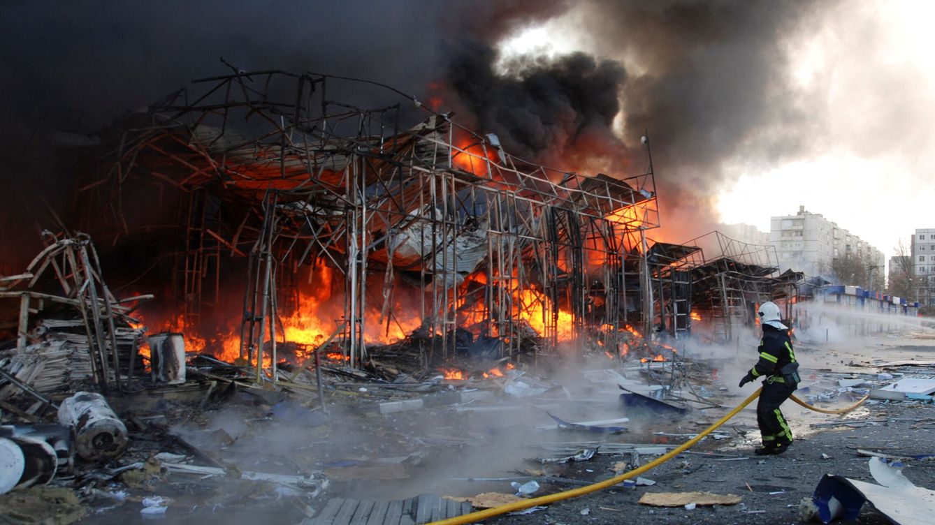 Foto: Edificio en llamas en Jarkóv. (Oleksandr Lapshyn/Reuters)