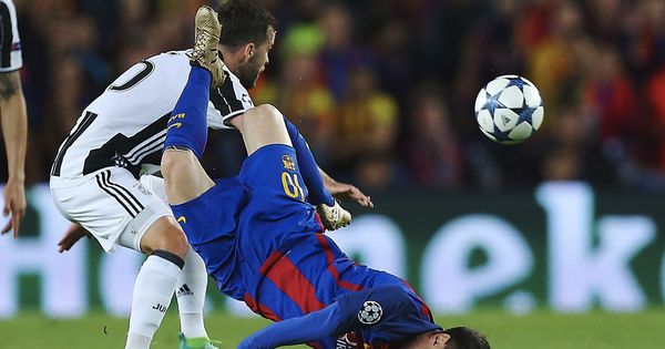 Foto: Messi cae en un lance del partido. (EFE)