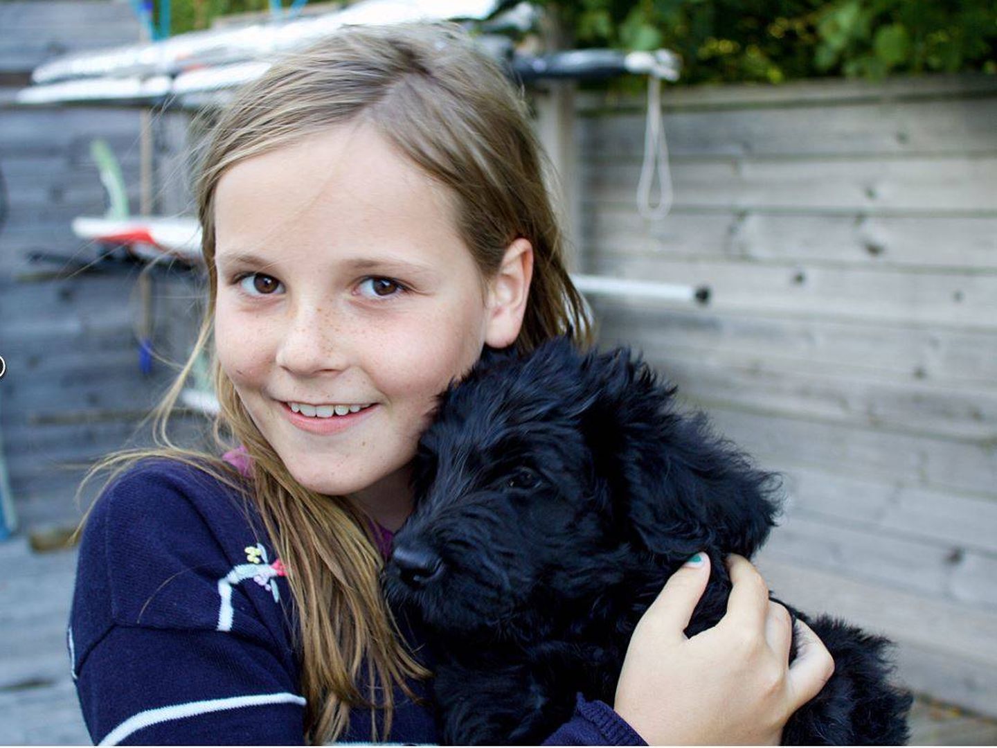 Una niña con su mascota