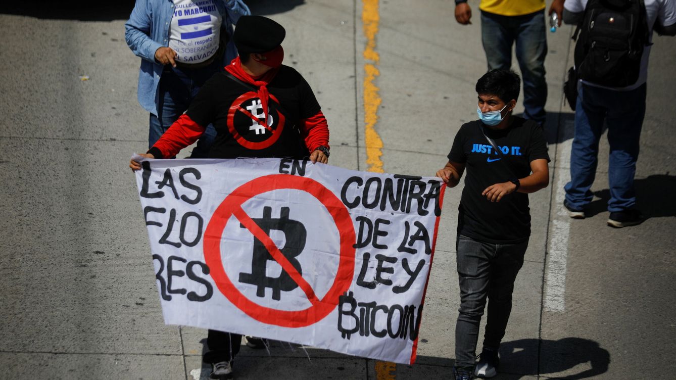 Foto: Protestas contra el Bitcoin en El Salvador. (Reuters)