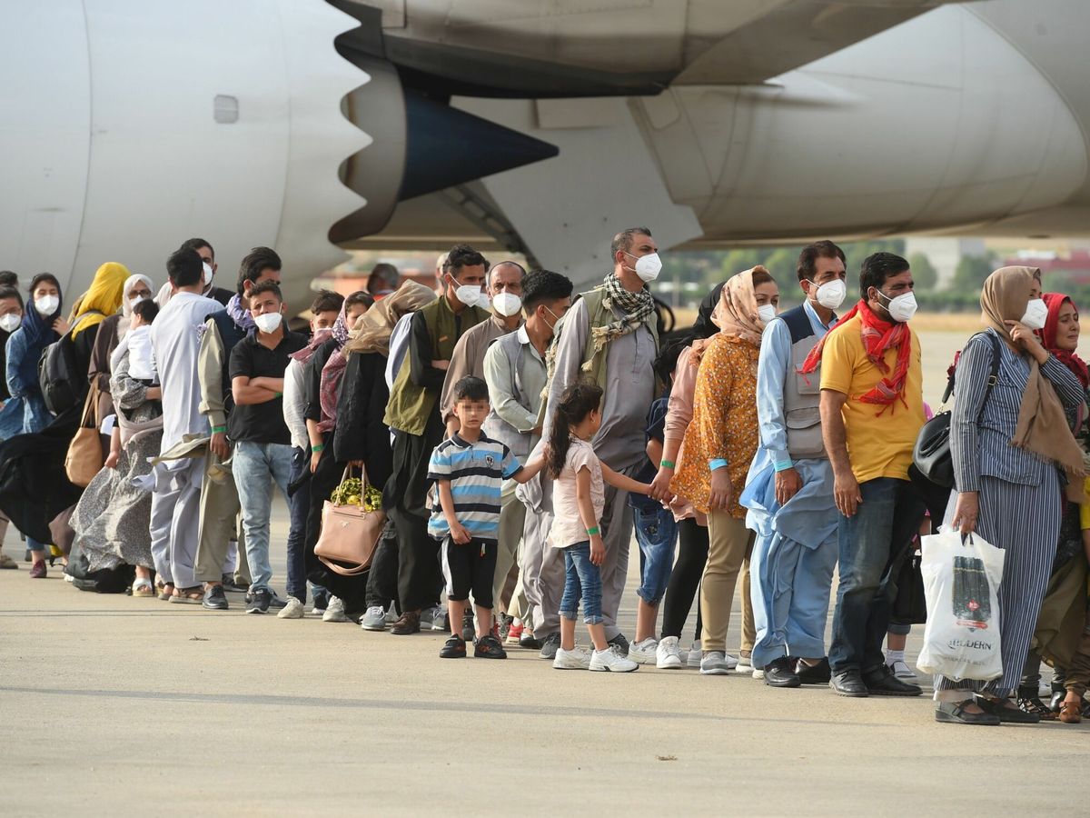 Foto: Desembarco de los pasajeros de un vuelo con afganos rescatados al llegar a Torrejón. (EFE)