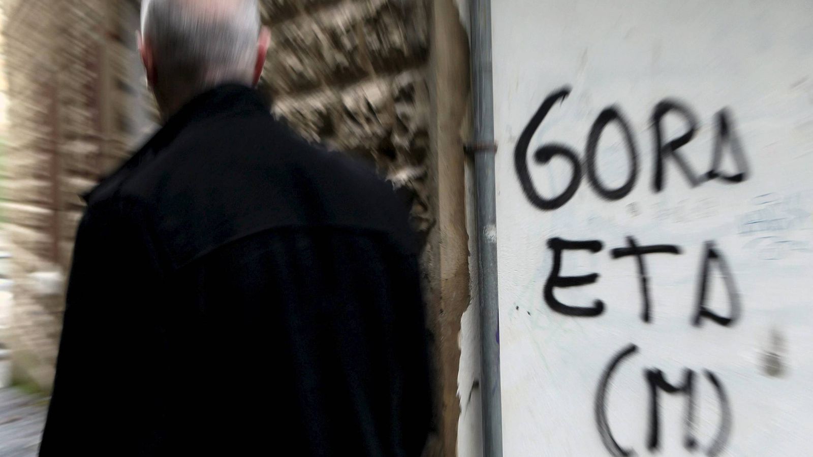 Foto: Un hombre pasa junto a una pintada de apoyo a la banda terrorista ETA. (EFE)