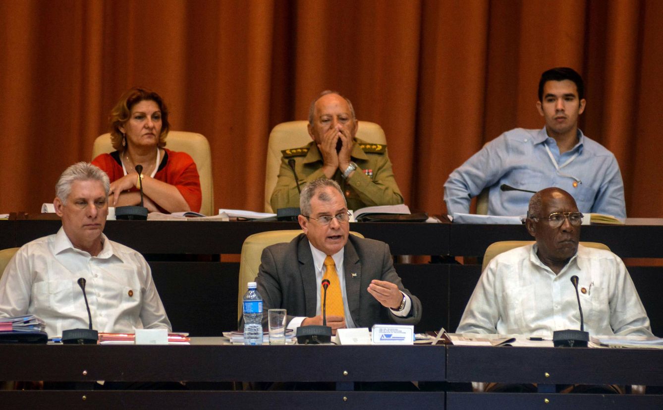 El presidente cubano, Miguel Díaz-Canel (i), junto a miembros del Gobierno, debate sobre la nueva Constitución en la Asamblea Nacional. (EFE)
