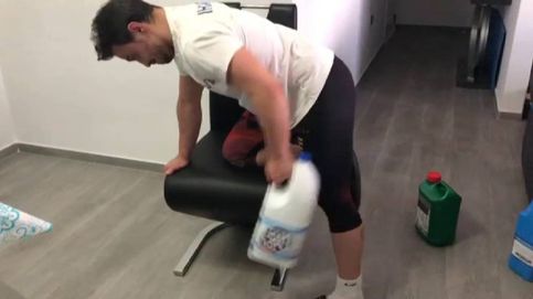 El haltera Josué Brachi se entrena con botellas de detergente