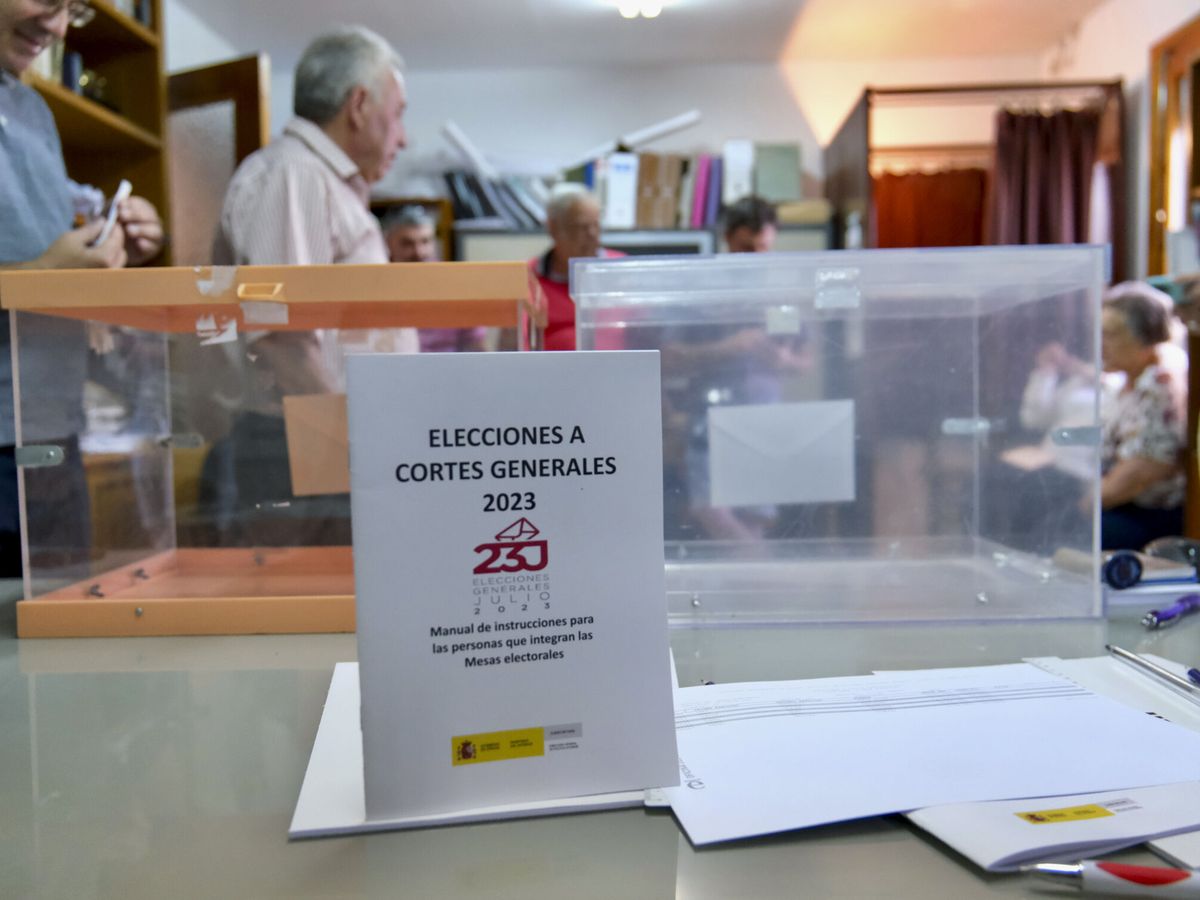 Foto: Miles de colegios han abierto en la jornada electoral. (EFE/Fernando Díaz)