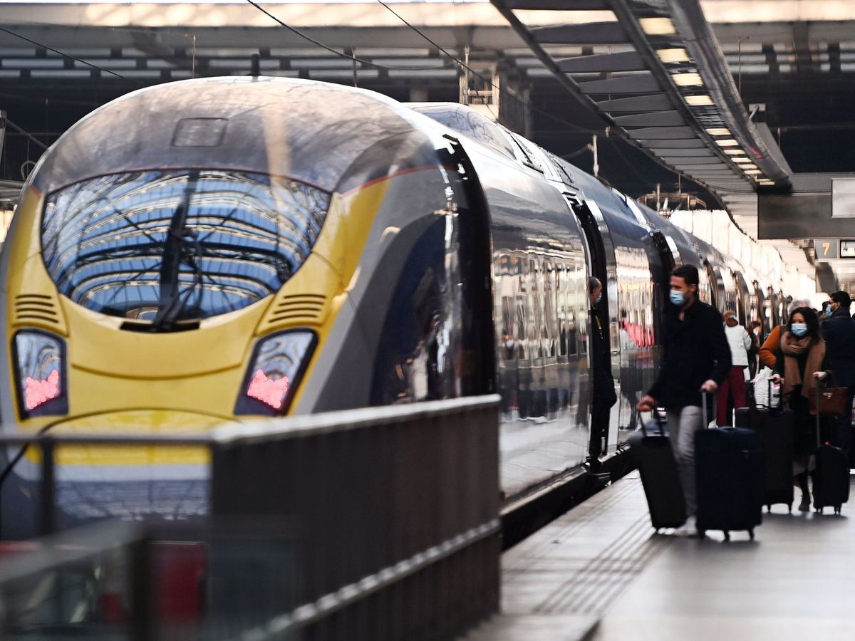 Foto: Pasajeros abordan un tren de Eurostar en Londres. (Foto: EFE)