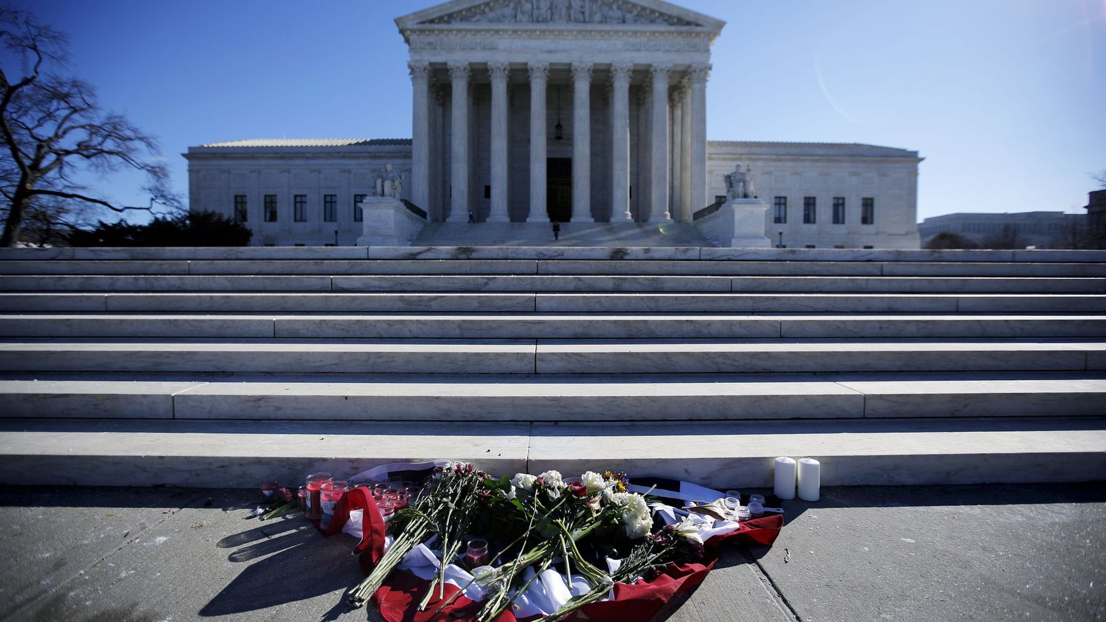 Foto: Flores antes el Tribunal Supremo de EEUU, en Washington, tras la muerte de Antonin Scalia (Reuters).
