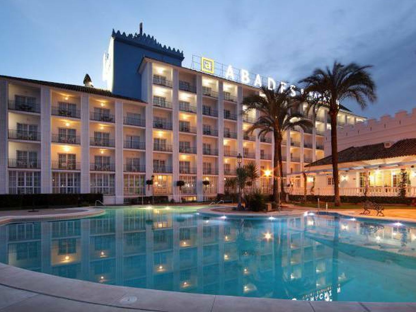 El hotel Abades Benacazón con su piscina exterior. (Abades)