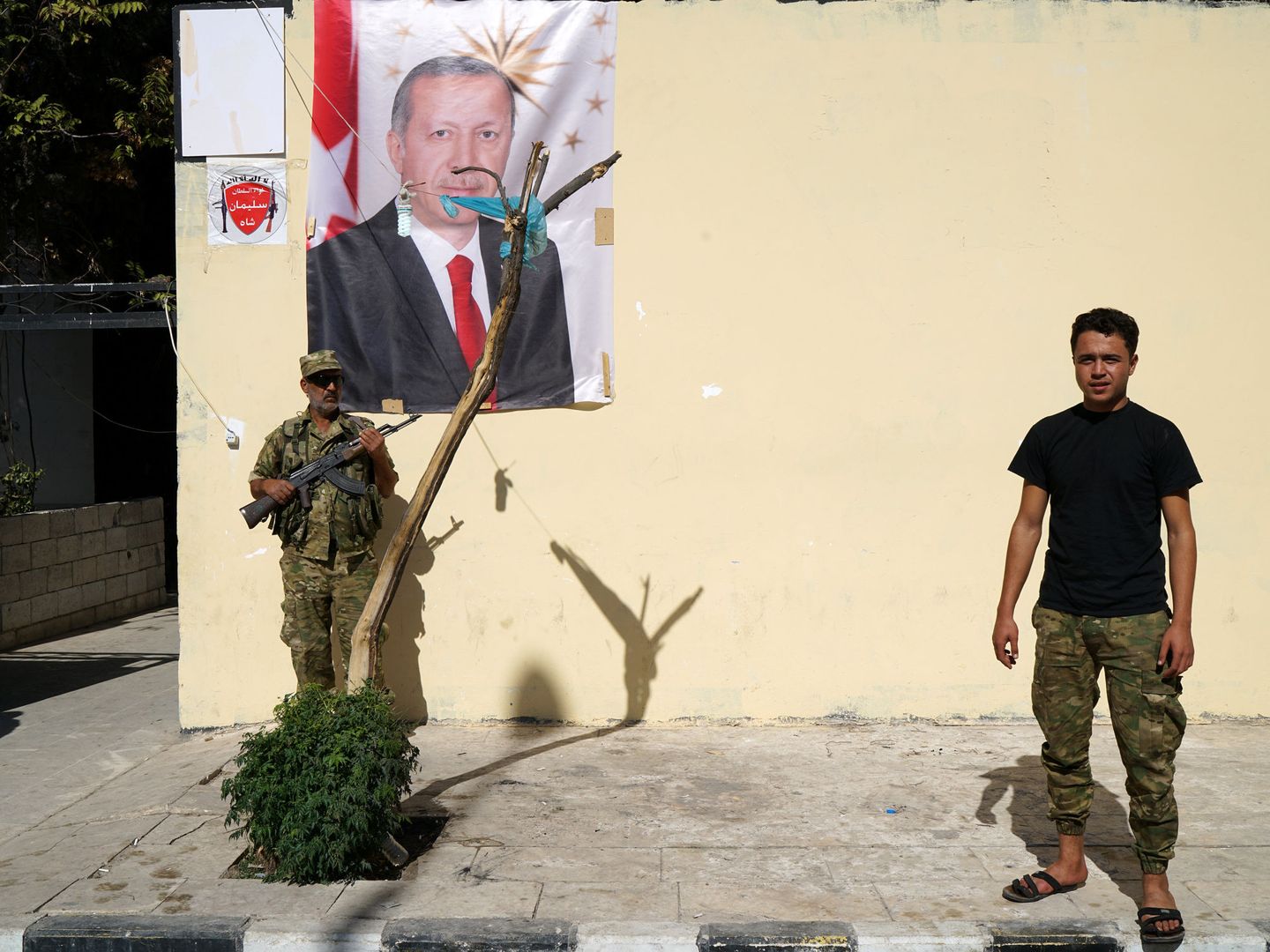 Miembros del Ejército Sirio Libre frente a una foto de Erdogan en Yarabulus, Siria, el 19 de octubre de 2016 (Reuters)