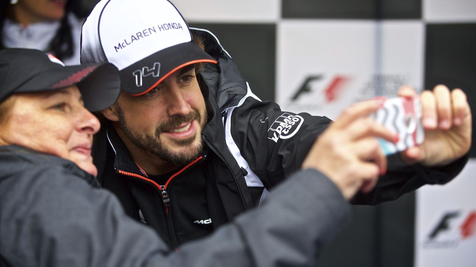 Foto: Fernando Alonso, tras la rueda de prensa en el circuito de Gilles Villeneuve en Montreal. (Reuters)