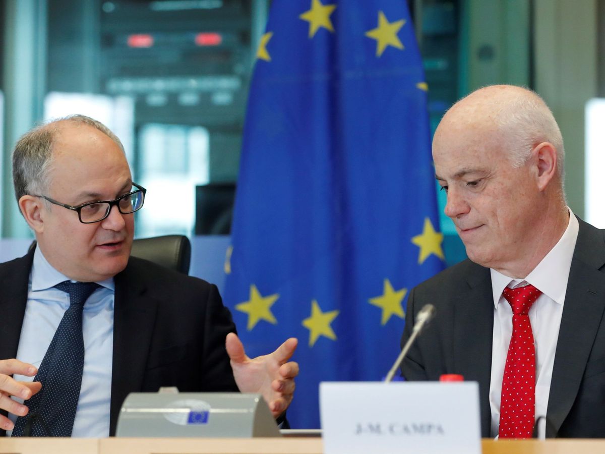 Foto: José Manuel Campa, presidente de la Autoridad Bancaria Europea (EBA), junto al eurodiputado Roberto Gualtieri, en 2019. (EFE)