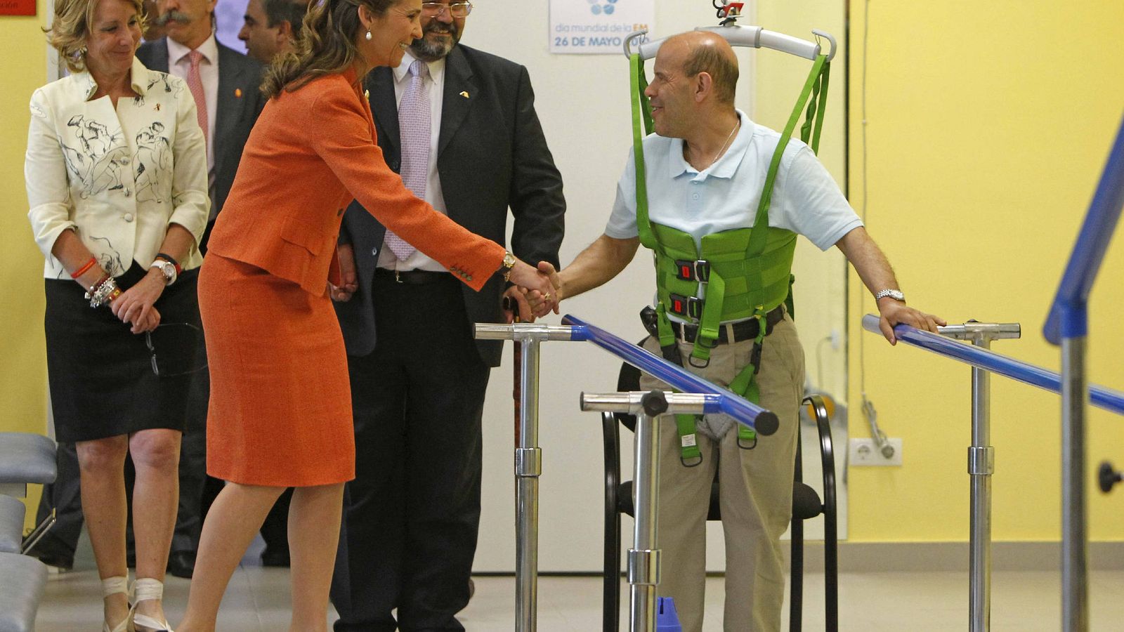 Foto: Un afectado por la esclerosis múltiple recibe la visita de la Infanta Elena y Esperanza Aguirre en 2010. (EFE)