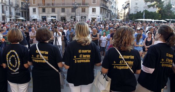 Foto: Cientos de personas durante la concentración que la Asociación de Víctimas del Metro de Valencia organizó en 2013. (EFE)