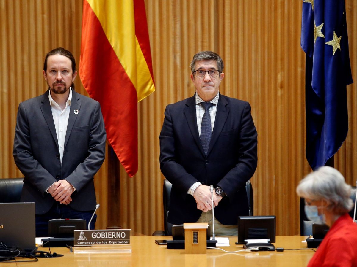 Foto: El vicepresidente segundo, Pablo Iglesias, junto al diputado del PSOE, Patxi López, en el Congreso. (EFE)