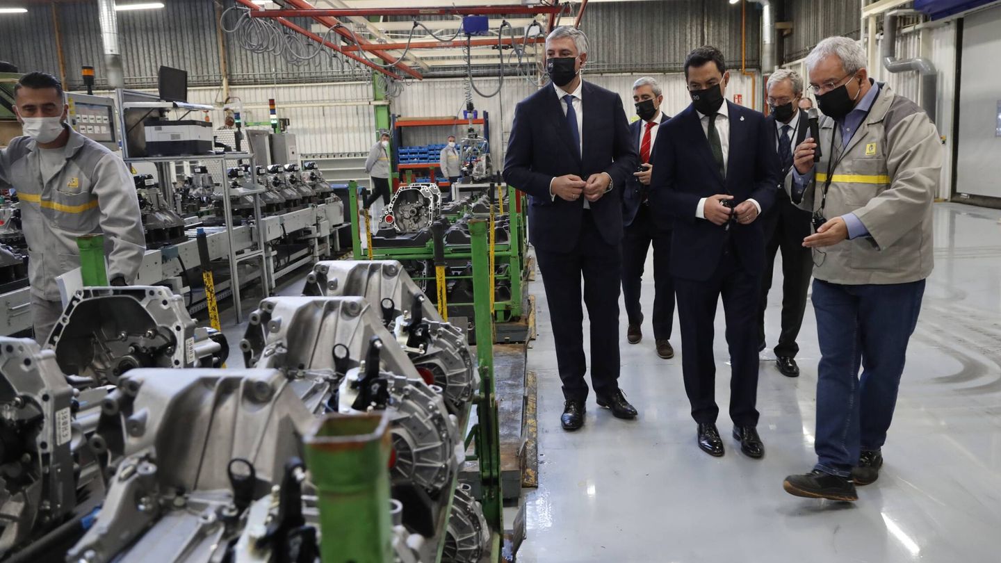 Un momento de la visita del presidente de la Junta de Andalucía a las instalaciones de Renault en Sevilla.