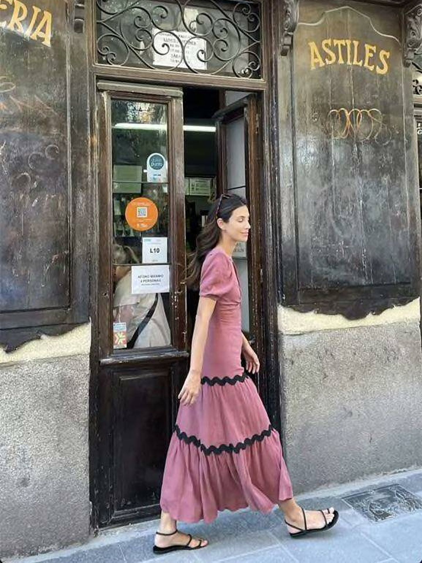 Sassa de Osma frente a la Casa Antigua Crespo. (Instagram @sassadeo)