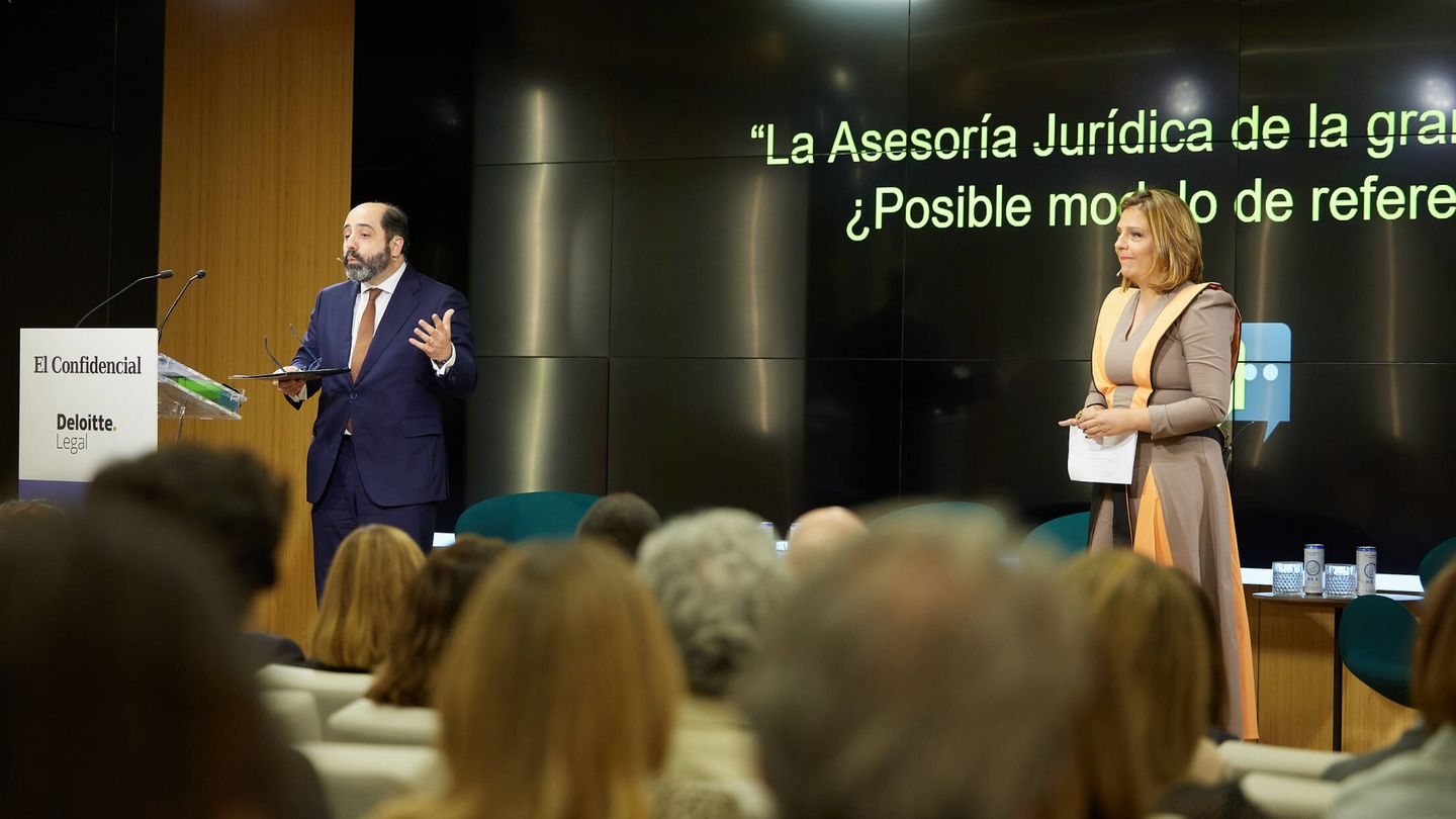 Manuel Fernández Condearena y Sara Molina Pérez-Tomé (Deloitte Legal), durante la presentación del informe.
