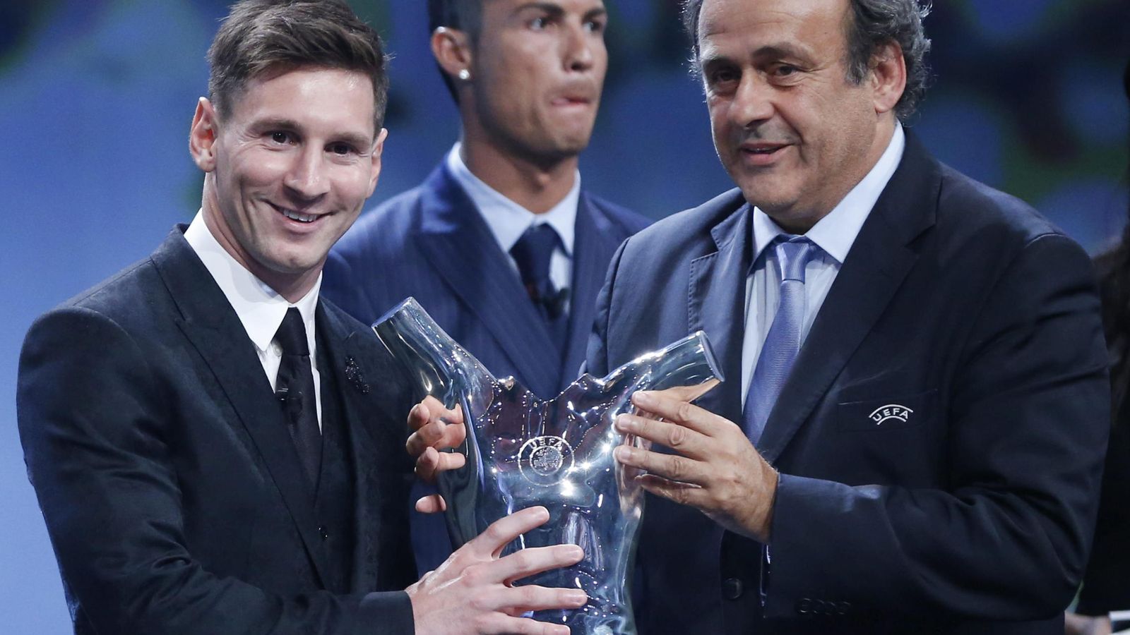 Foto: Platini entrega el premio a Messi, con Cristiano al fondo