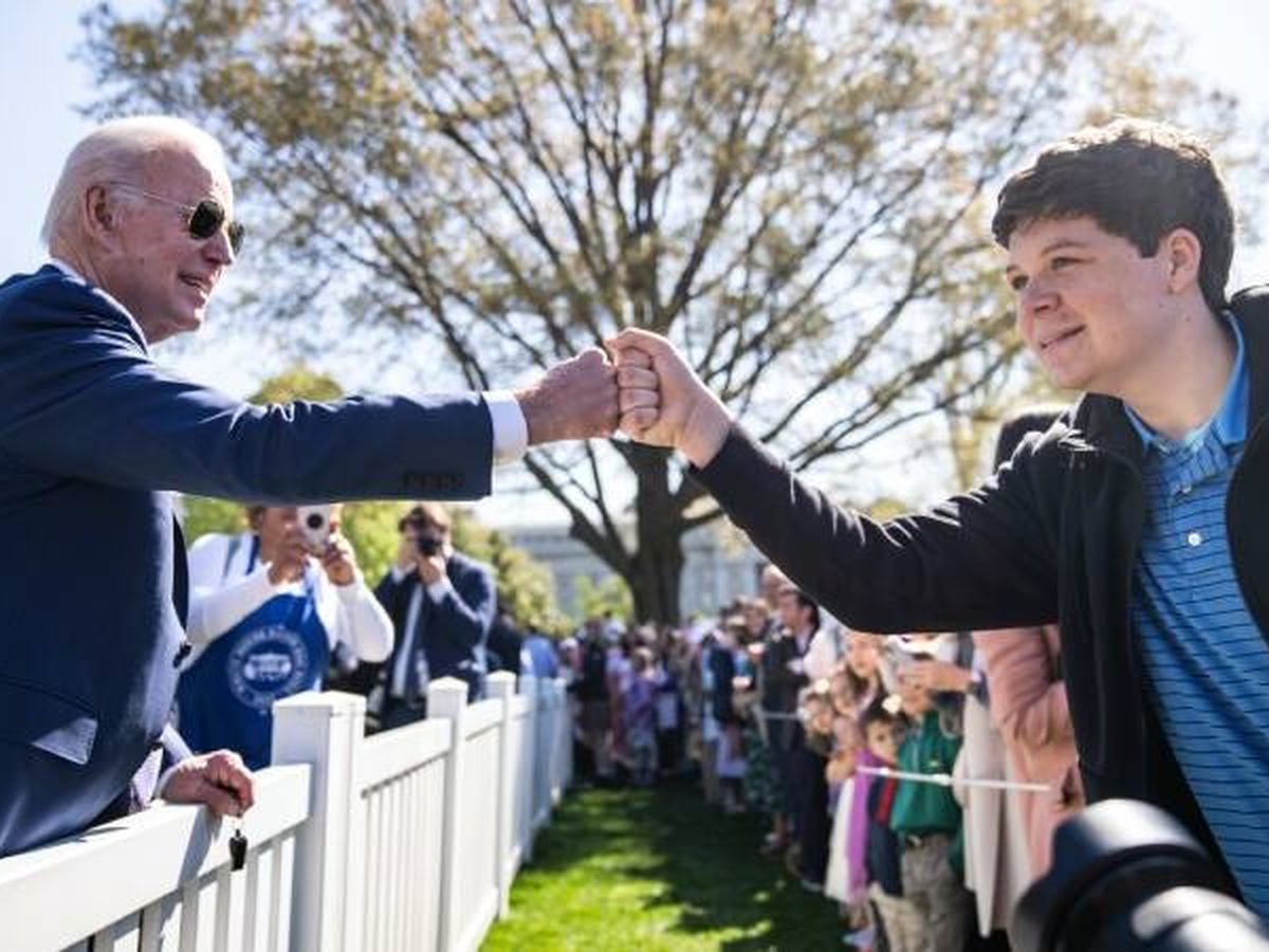 Foto: Joe Biden saluda un joven en la tirada anual de huevos de Pascua. (Getty Images/Drew Angerer)