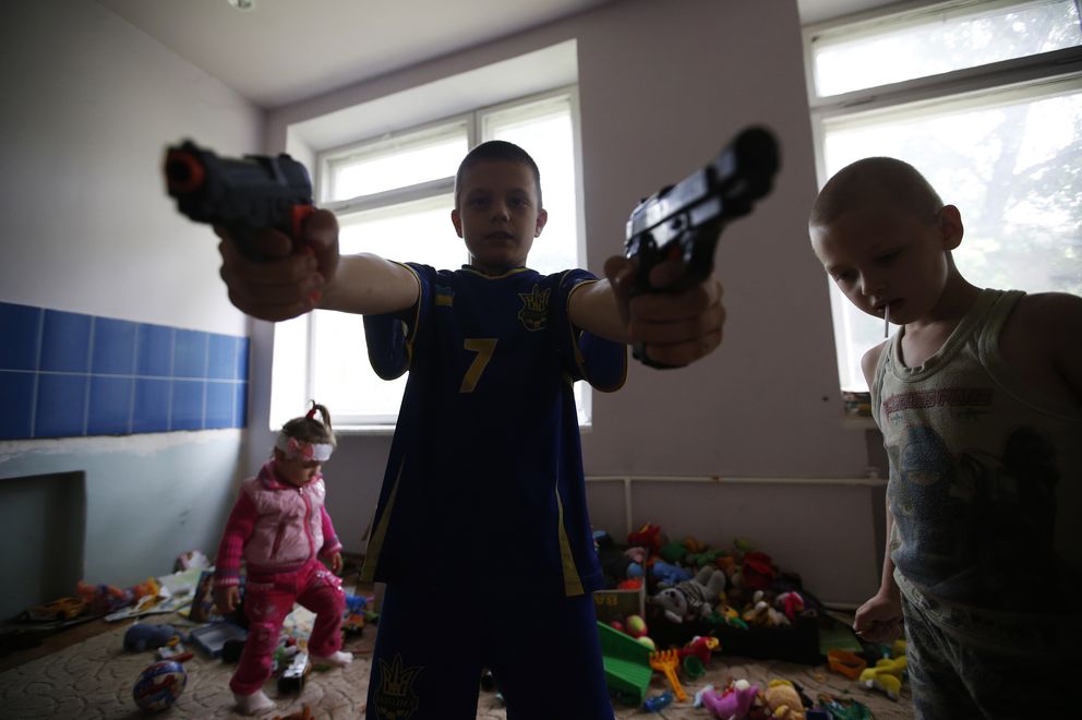 Hijos de familias que han huido de la guerra en Slaviansk juegan en un refugio en Ilovaisk. (Reuters). 