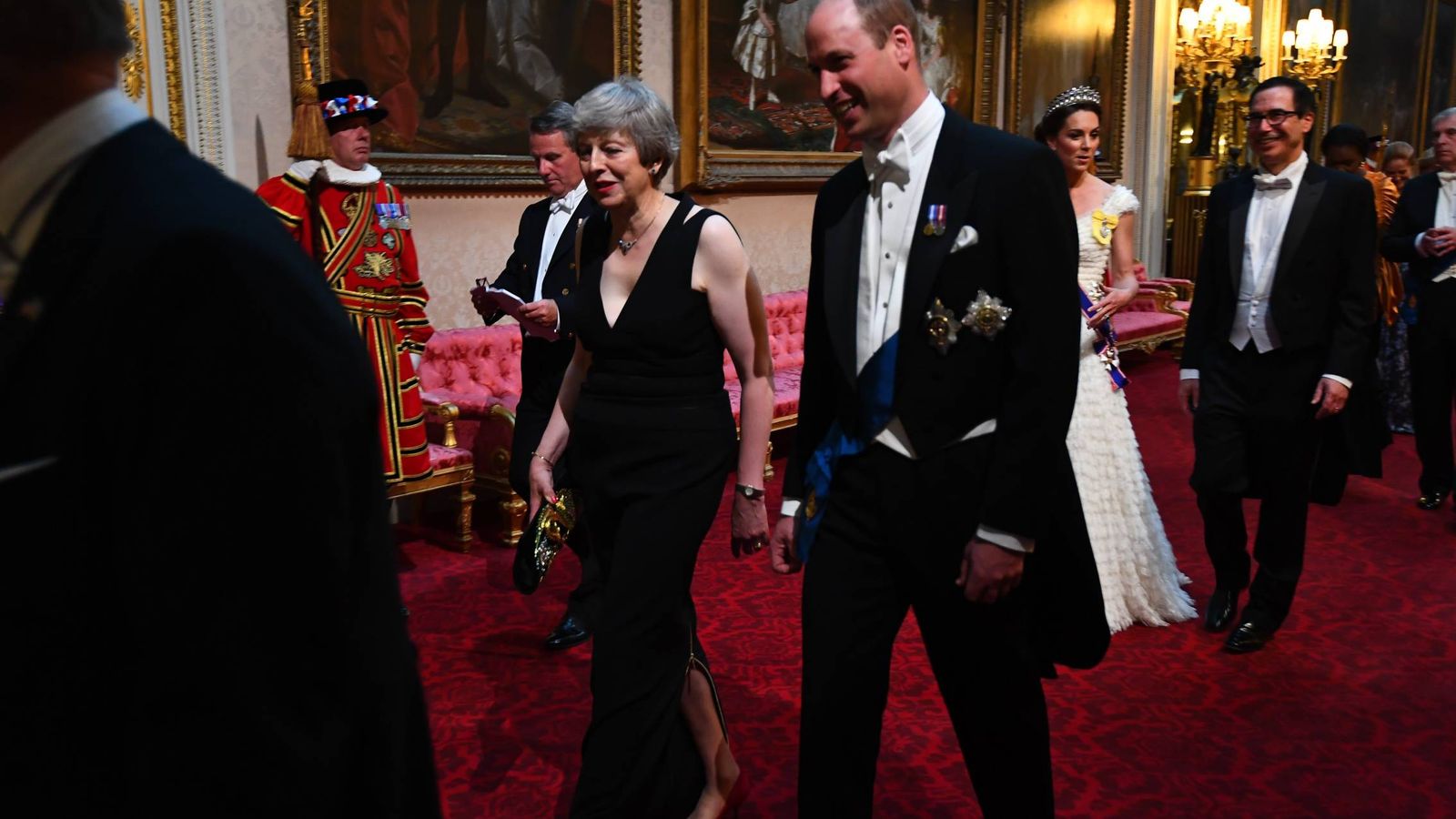 Foto: Theresa May, junto al príncipe Guillermo, a su llegada al salón. (Cordon Press) 