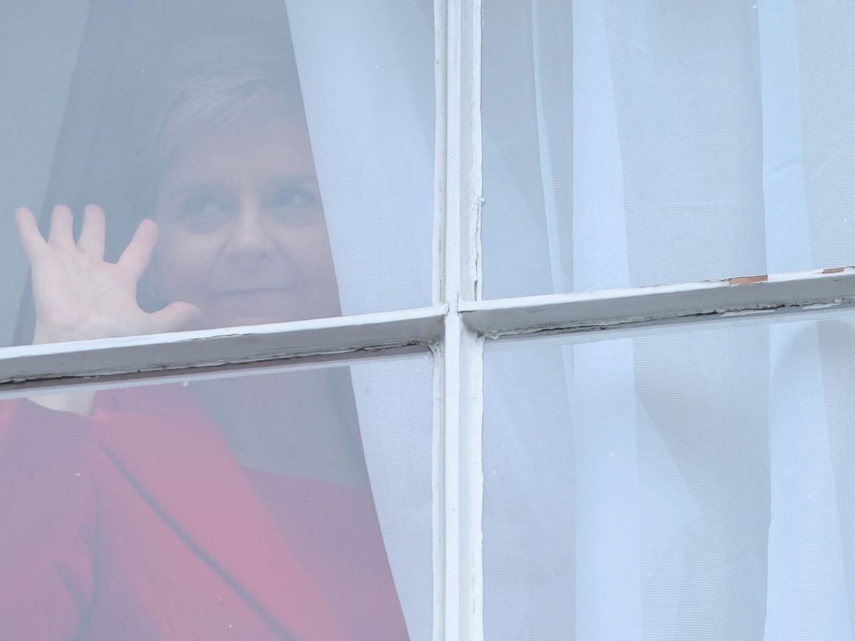 Foto: Nicola Sturgeon saluda desde la ventana de la Casa Bute, en Edimburgo. (Reuters/Russell Cheyne)