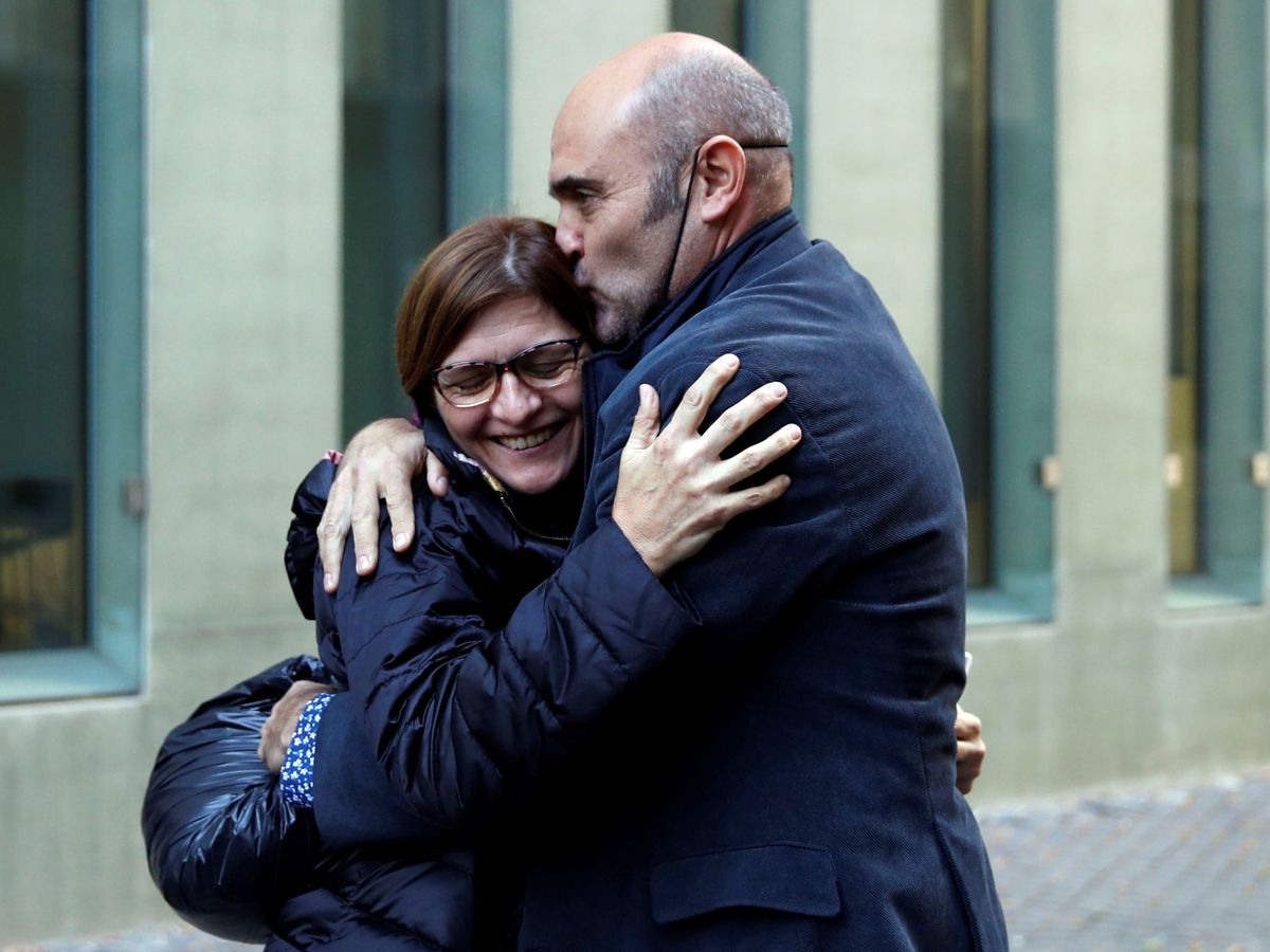 Foto: El 'exconseller' de ERC Xavier Vendrell abraza a su pareja tras ser puesto en libertad. (EFE)
