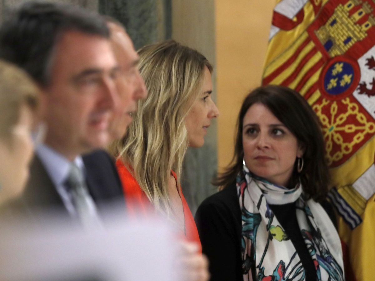 Foto: Adriana Lastra y Cayetana Álvarez de Toledo conversan, el pasado 19 de febrero en el Congreso, tras la firma del primer convenio del fútbol femenino español. (EFE)