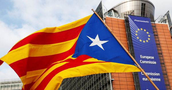 Foto: Bandera independentista catalana frente a la Comisión Europea. (Reuters)