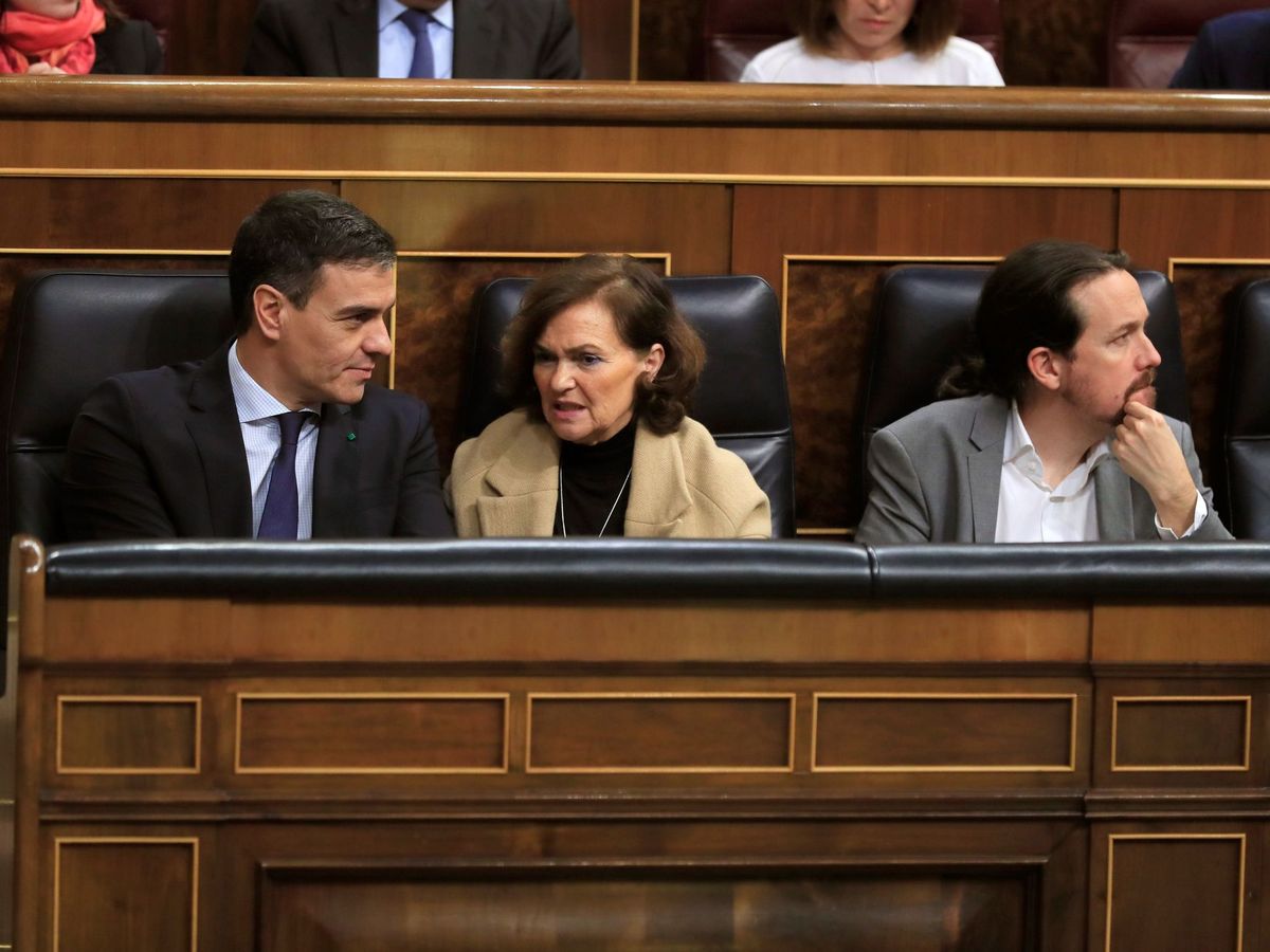 Foto: Pedro Sánchez, Carmen Calvo y Pablo Iglesias en el Congreso. (EFE)