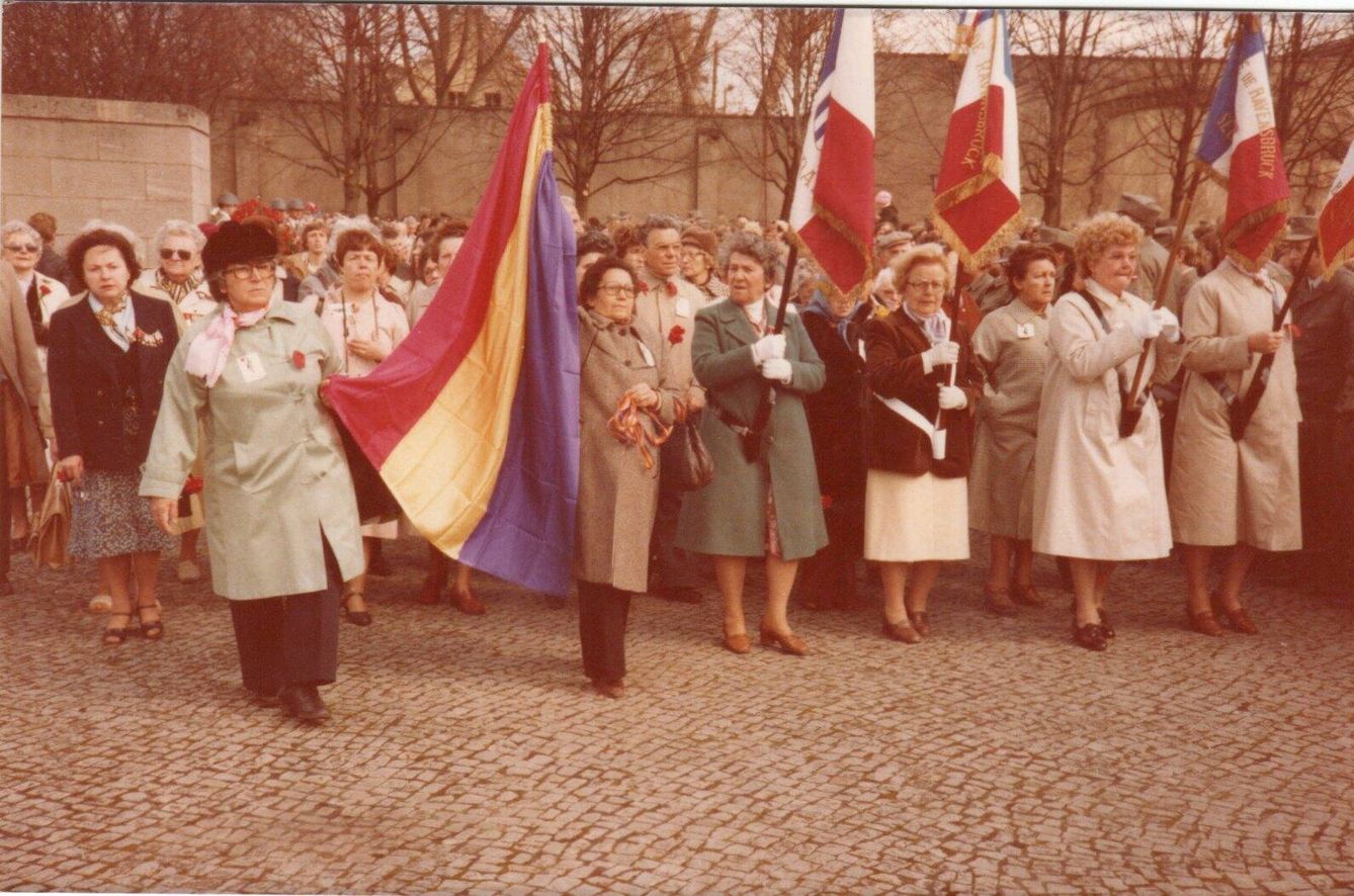 Neus Catalá y Lola Casadellà llevando bandera en las primeras reuniones de deportadas supervivientes en el campo. (Amical de Ravensbrück) 