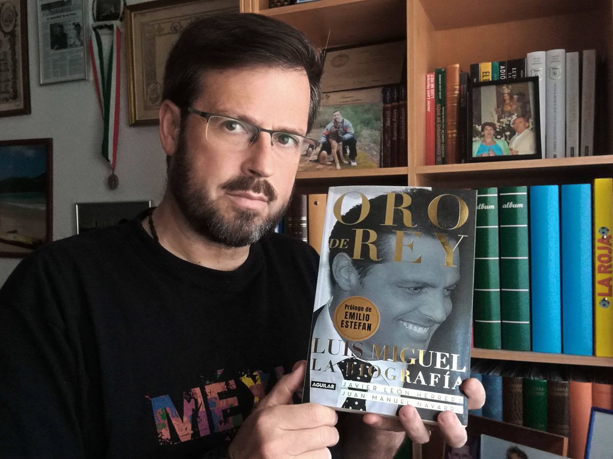 Foto:  Javier León Herrera, con un ejemplar de su libro sobre Luis Miguel. (Foto: Cortesía)