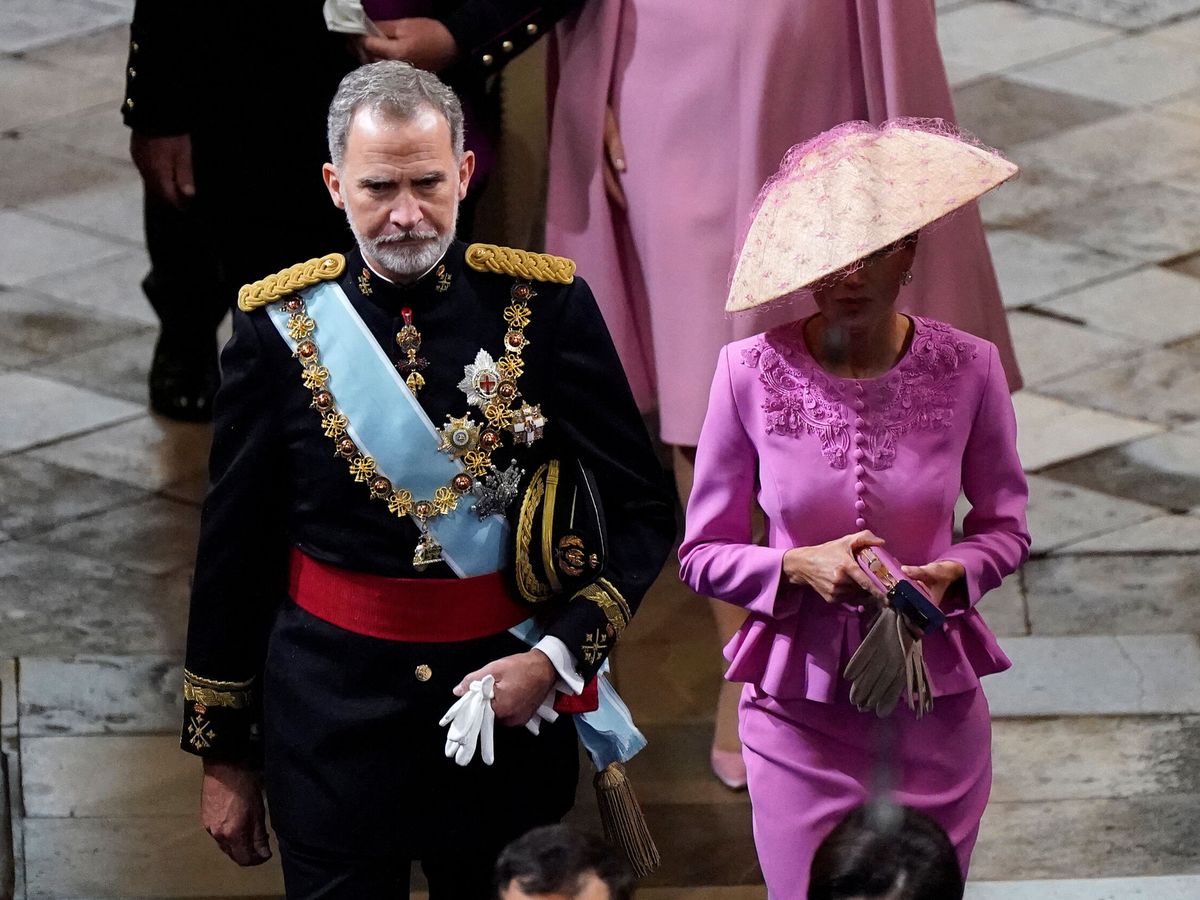 Foto: Los Reyes, en la coronación de Carlos III. (Reuters)