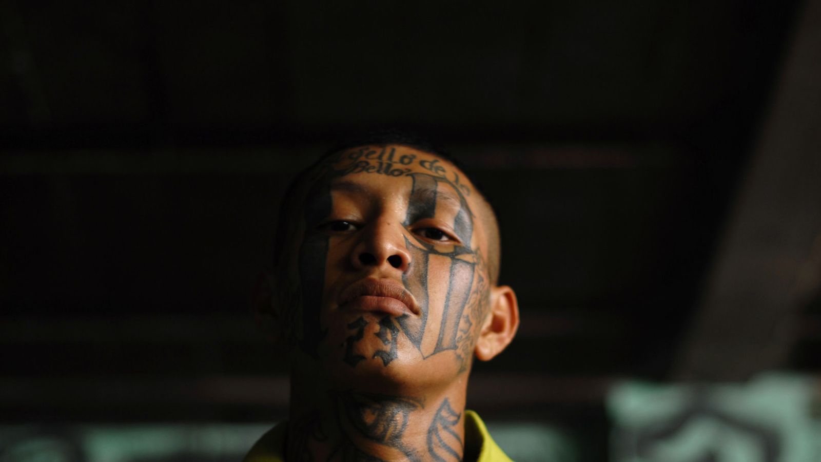 Foto: Un miembro de una mara fotografiado en la prisión de Quetzaltepeque, en El Salvador (Reuters).