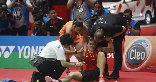 Foto: Carolina Marín se duele de la rodilla derecha durante la final del Abierto de Indonesia. (EFE)