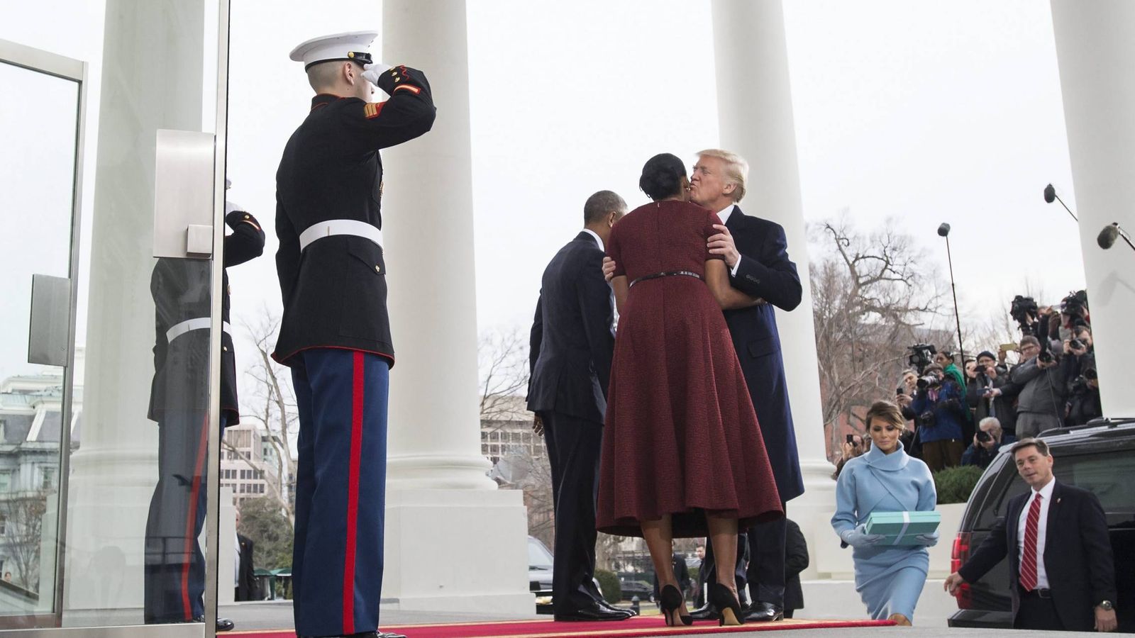 Foto: Los Obama reciben a los Trump a las puertas de la Casa Blanca, el 20 de enero de 2017 (Efe).